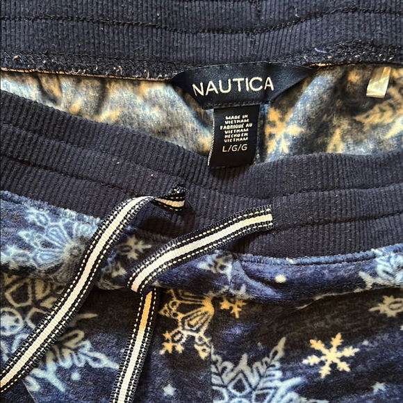 Snowflake Patterned Women’s Pajamas - Picture 4 of 4